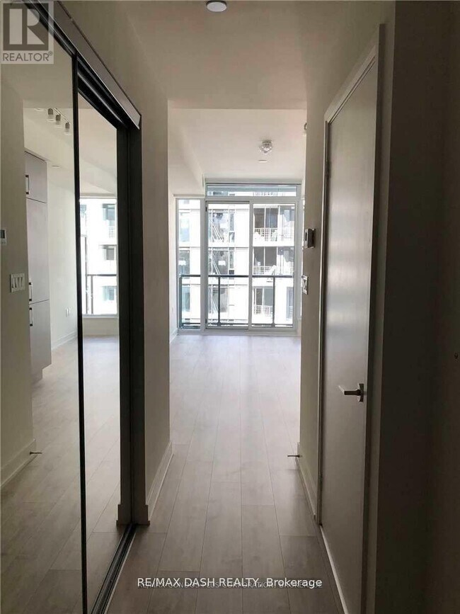 Photo du bâtiment - 576 Front St W