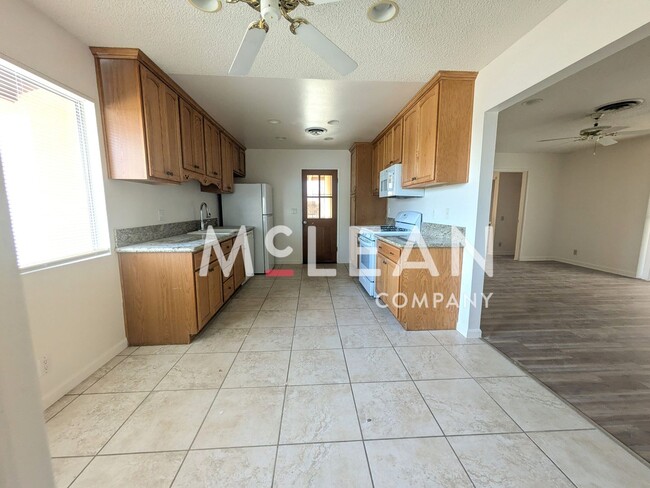 Building Photo - Pet Friendly Three Bedroom Home in Beautif...