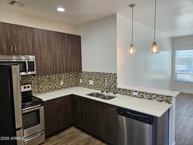 Foto del edificio - 7981 E Wilshire Dr