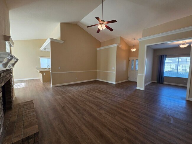Building Photo - 3 Bedroom 2 Bathroom with Pool in NW Visalia!