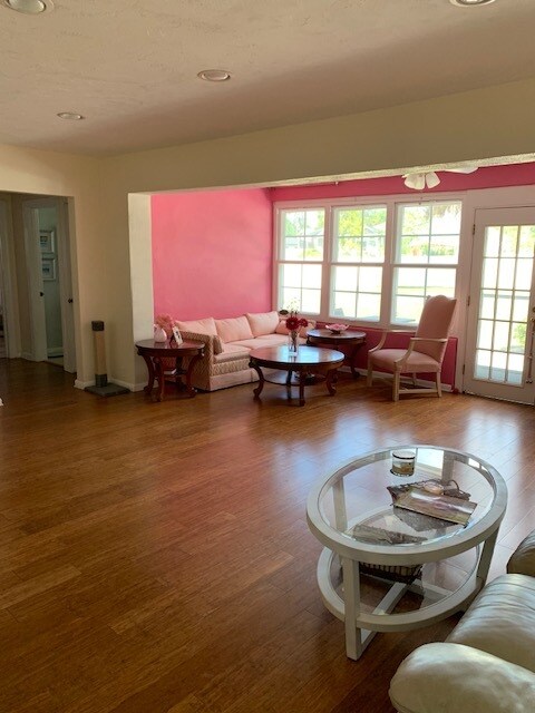 Foto del edificio - 7353 Phillips St