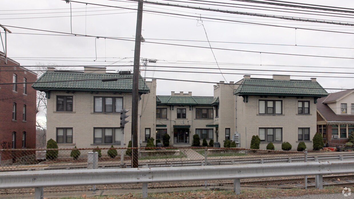 Primary Photo - 2808 Broadway Ave
