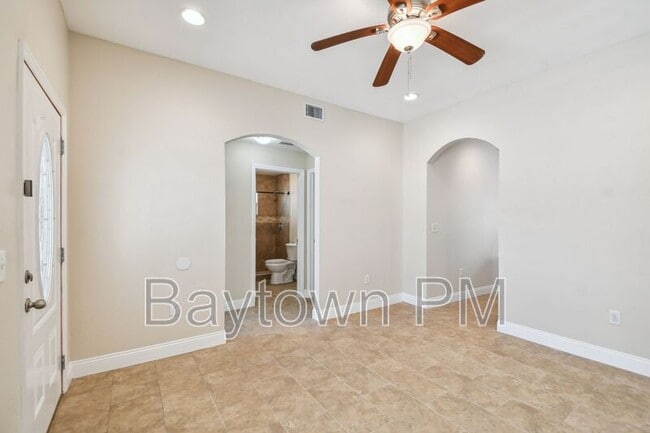 Building Photo - 2321 W Beach St