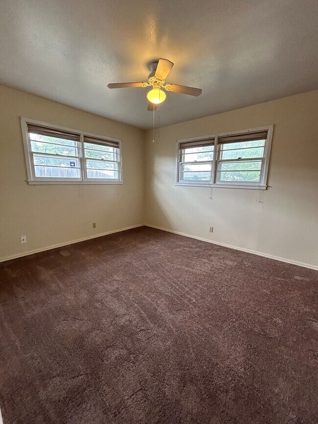 Building Photo - Easy access to downtown and shopping