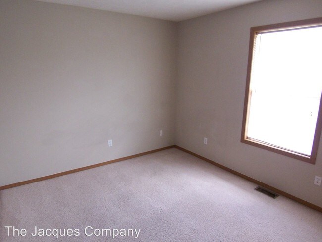 Building Photo - 819-821 N Pinewood Ave