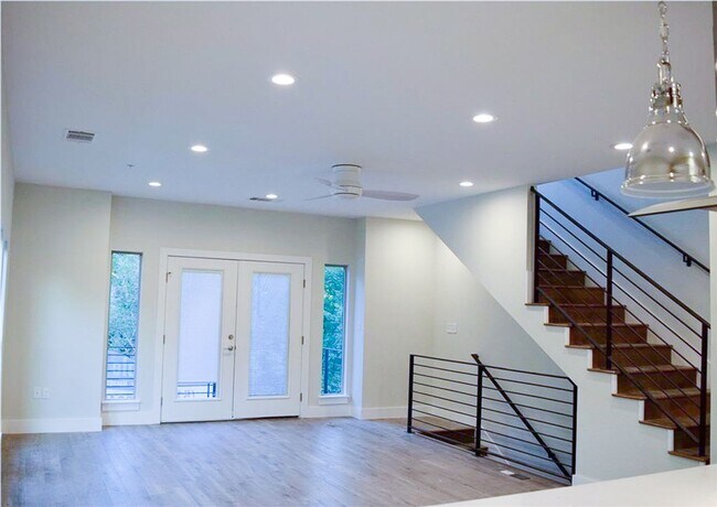 Foto del edificio - Modern Newer Townhome Across Frm UT