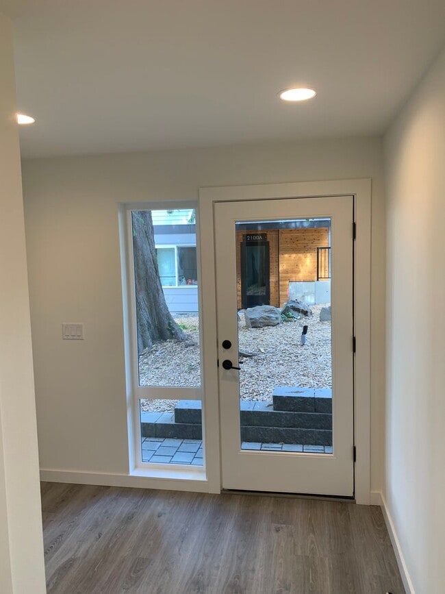 Building Photo - Luxury 2 beds/2 baths townhome in Wedgwood!