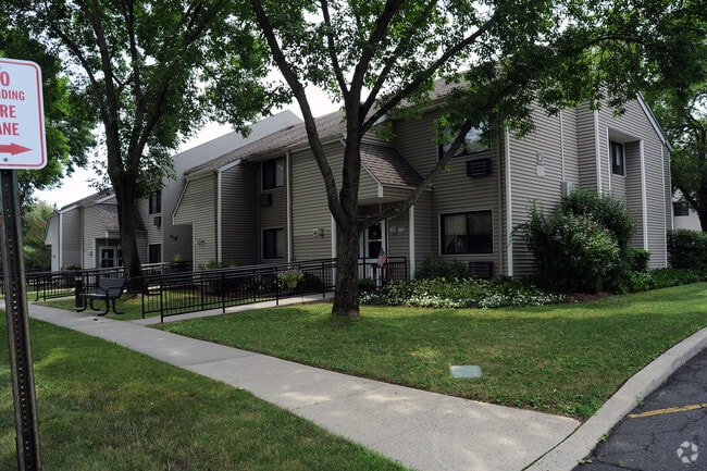 Building Photo - Squadron Gardens