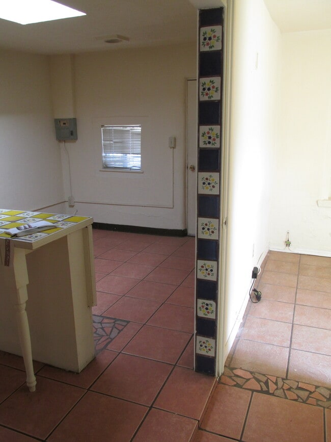 Foto del edificio - 3815 E Yandell Dr