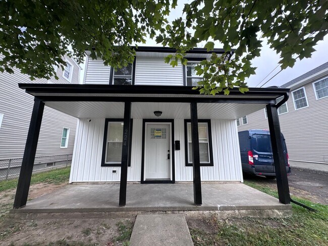 Building Photo - Fully renovated inside and out -  3 bedroo...