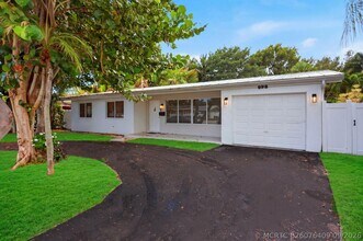 Building Photo - 998 W Camino Real