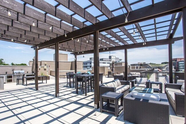 Foto del edificio - AMAZING Condo Overlooking Adams Morgan!