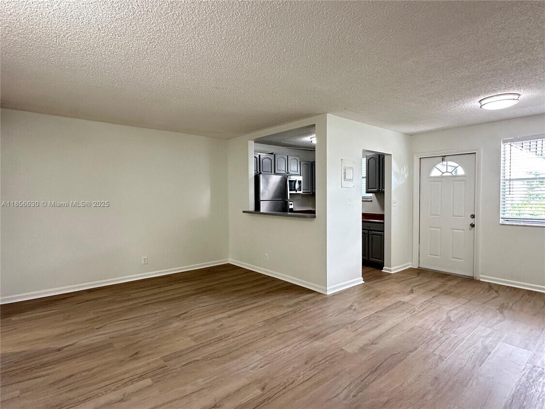 Foto principal - 5661 SW 36th Ct