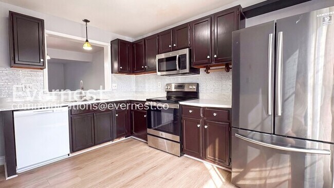 Building Photo - Spacious Town Home with Modern Amenities / 3 Beds & 2.5 Bath / Available Now!