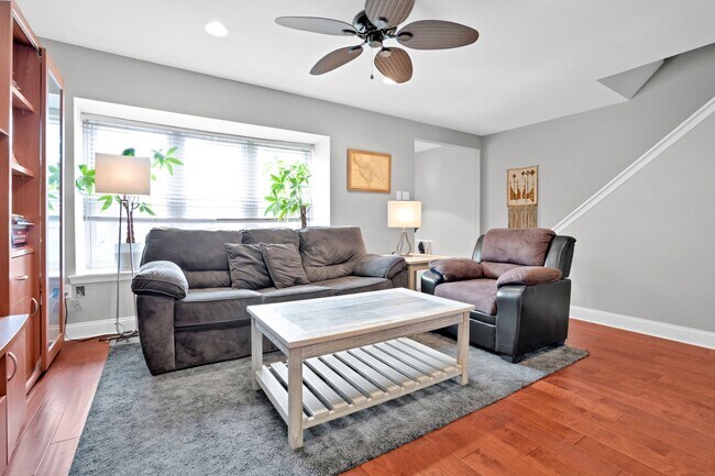Building Photo - Elegant 3 Bed/2.5 Bath Townhome for rent i...