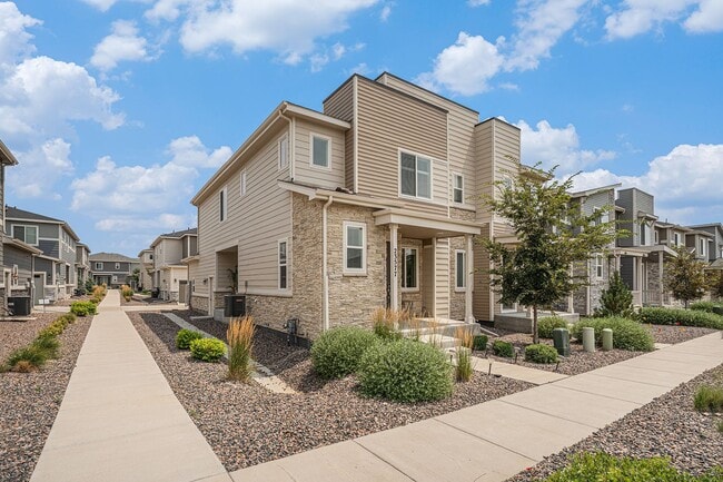 Building Photo - Spacious 3 bedroom home in the heart of Ly...