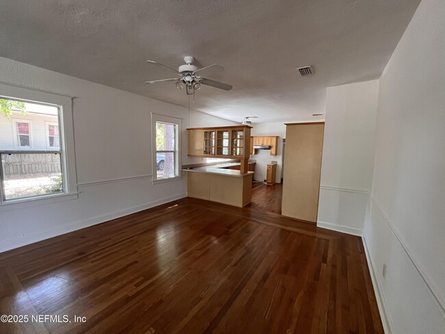 Foto del edificio - 4242 Irvington Ave