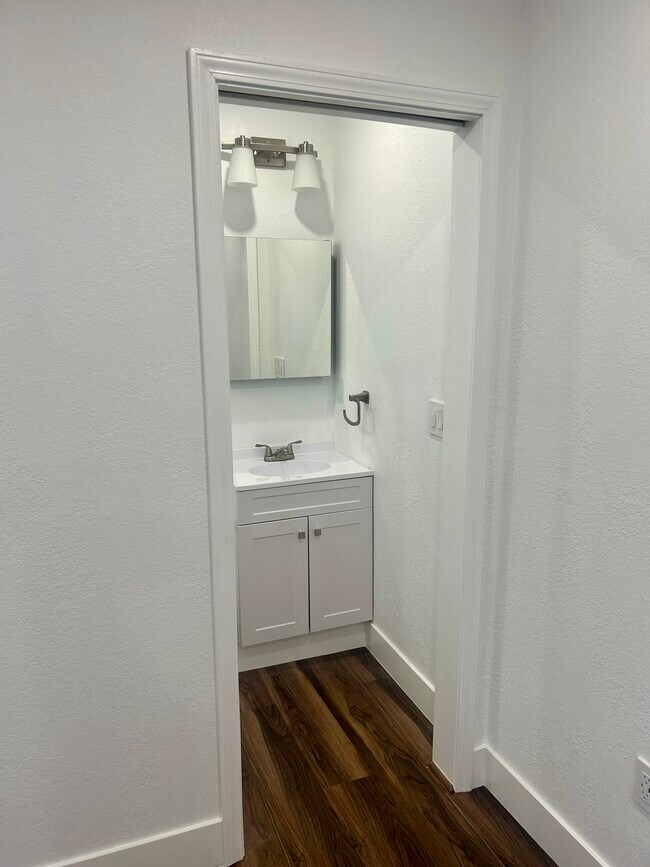 Foto del edificio - 5832 Rohn Way