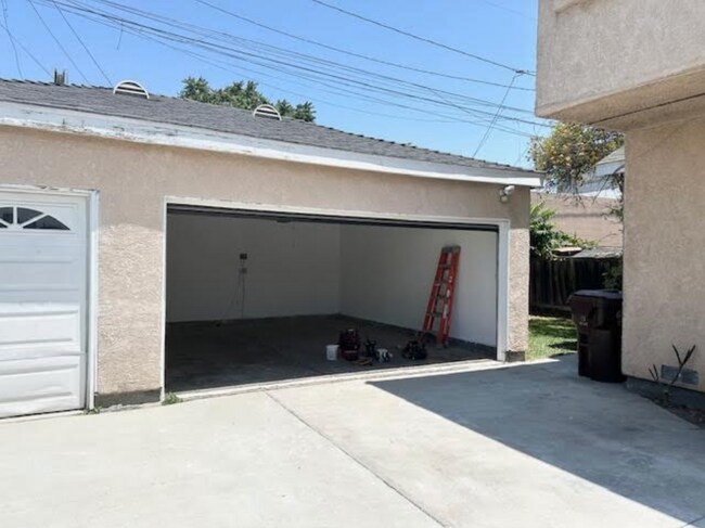 2 Car Garage - 711 W Spruce St