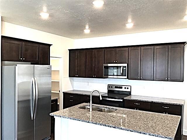 Building Photo - 1218 Peterson Ln