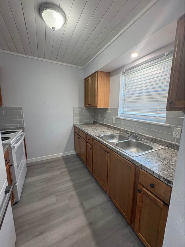 Building Photo - Newly Renovated 2 Bedroom 1.5 Bath