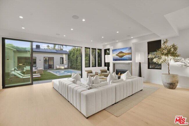 Building Photo - 4433 Kraft Ave