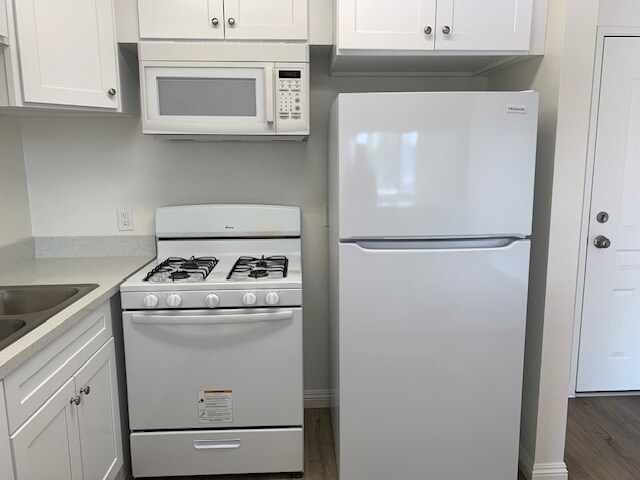 Foto del edificio - 2449 S Barrington Ave