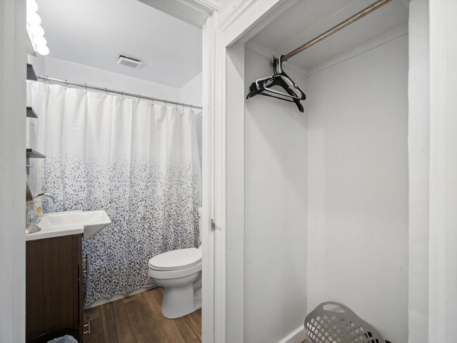 Foto del edificio - Cute & Cozy 2 bedroom home near parks & sc...