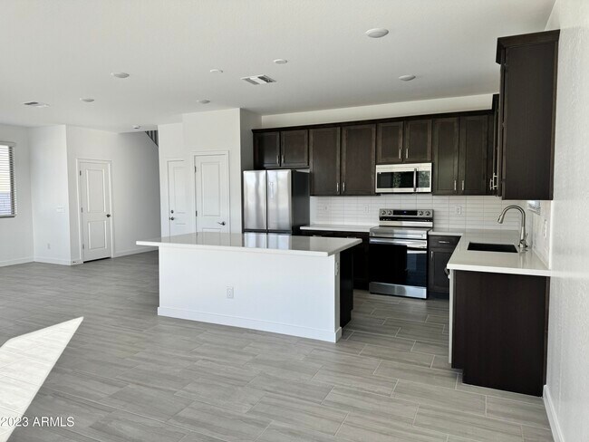 Building Photo - 1066 S 150th Dr