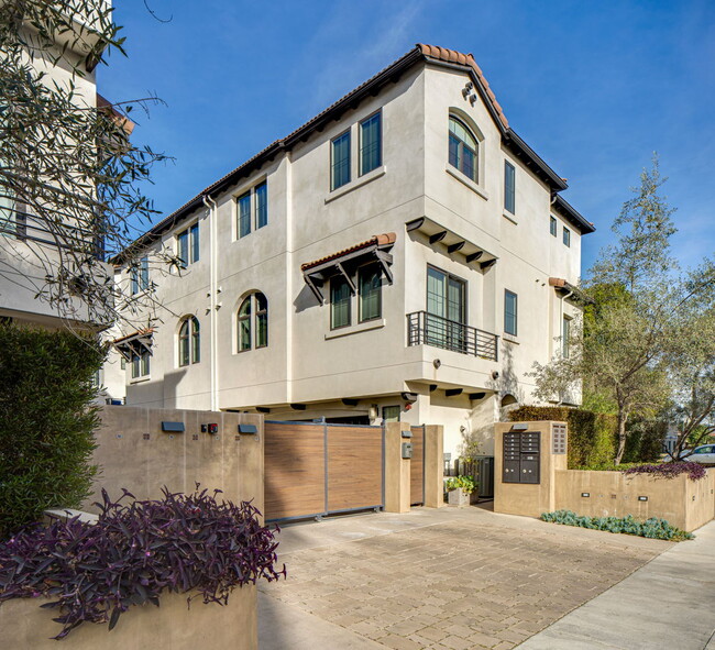 Building Photo - 5934 W Luna Park