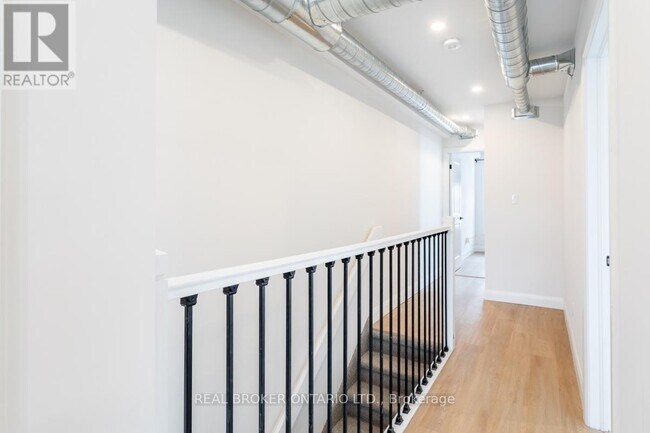 Building Photo - 115 Catharine St N