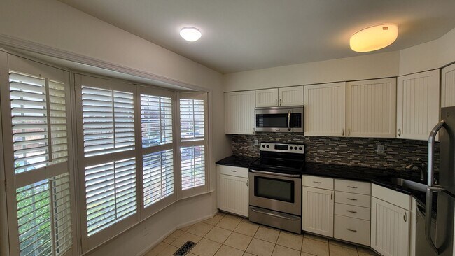 Building Photo - Beautiful 3 Bed, 3.5 Bath Brick Townhouse ...