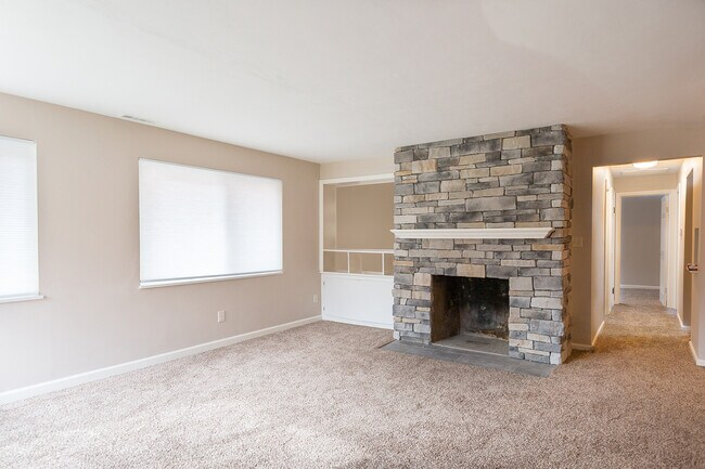 living room - 423 Lonsdale Ave