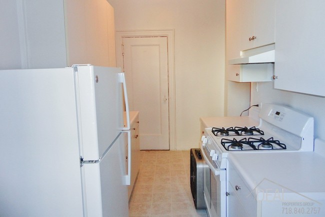 Building Photo - Large One Bedroom with Prewar Charm