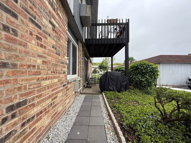 Foto del edificio - 906 E Old Willow Rd