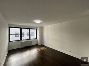 Building Photo - 5 AVENUE