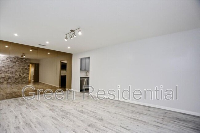 Building Photo - 2824 Briarhurst Dr