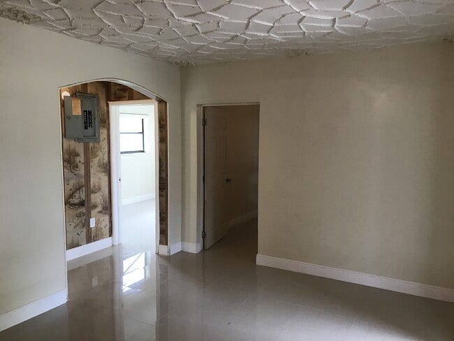 Building Photo - Nice 5-2 house in Dania
