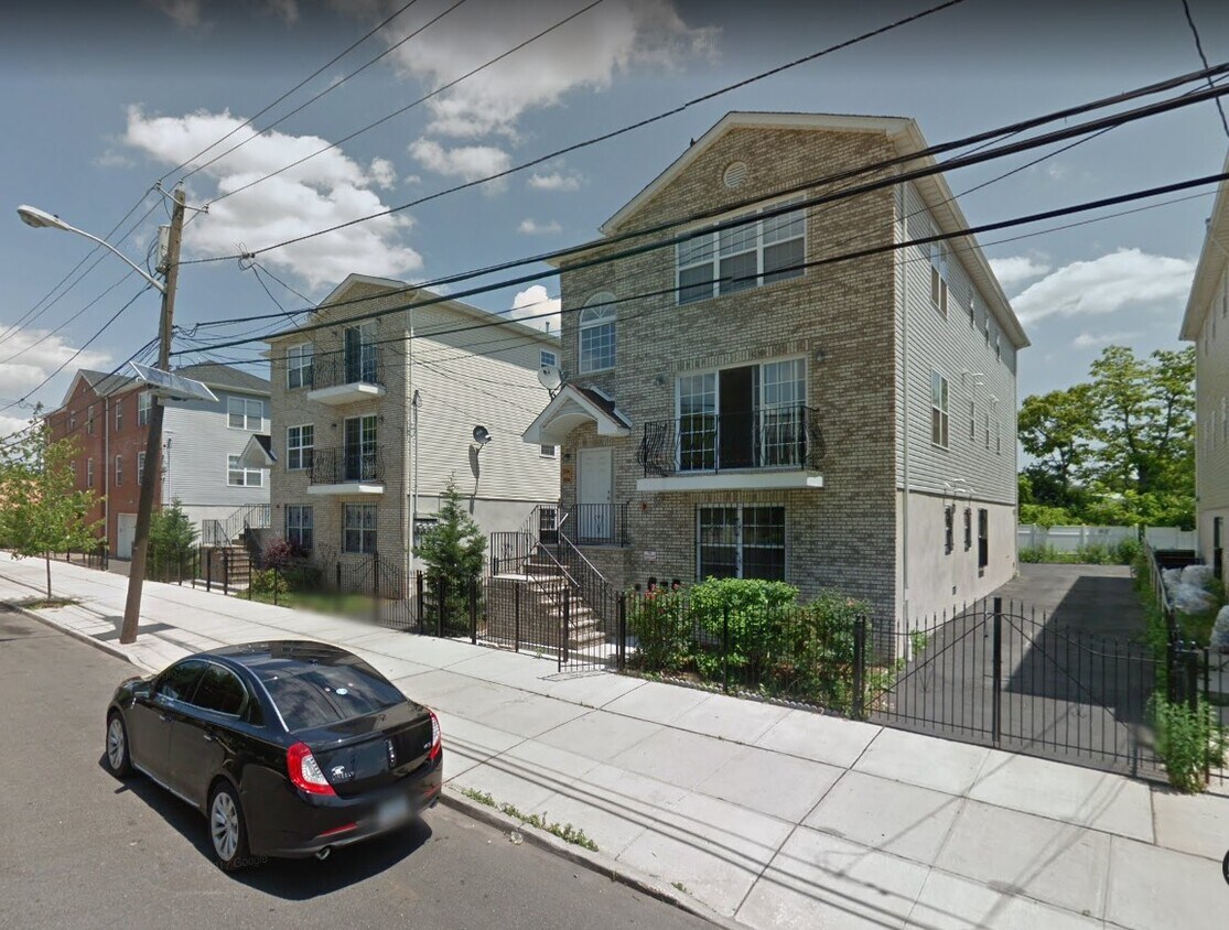 Primary Photo - 204 Jelliff Ave