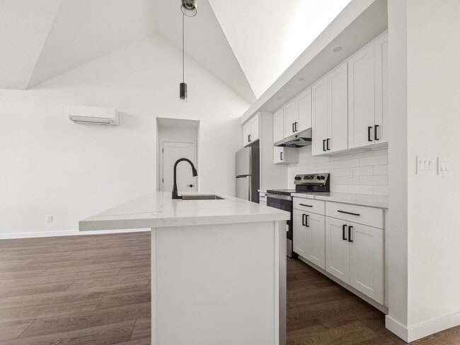 Building Photo - Spacious 3-Bedroom DADU with Private Balcony & Garage