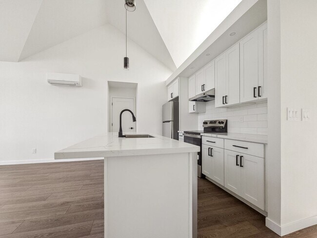 Foto del edificio - Spacious 3-Bedroom DADU with Private Balcony & Garage