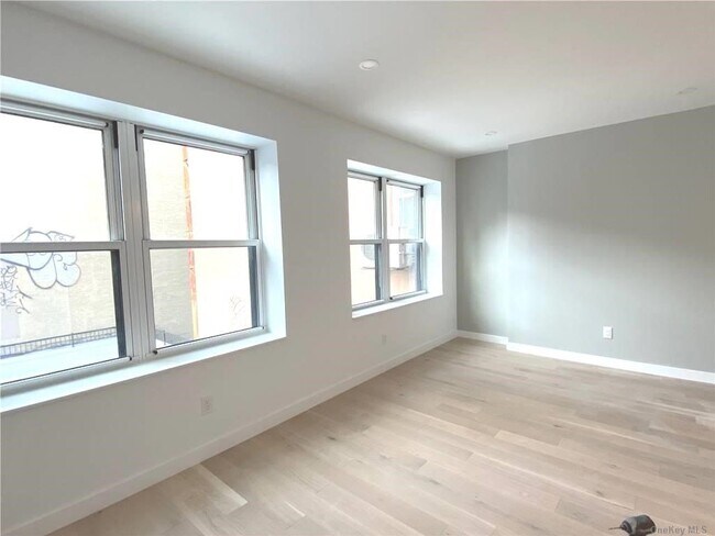 Foto del edificio - 353 E 15th St