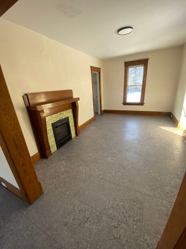 Foto del edificio - Large Downtown 4 Bedroom House