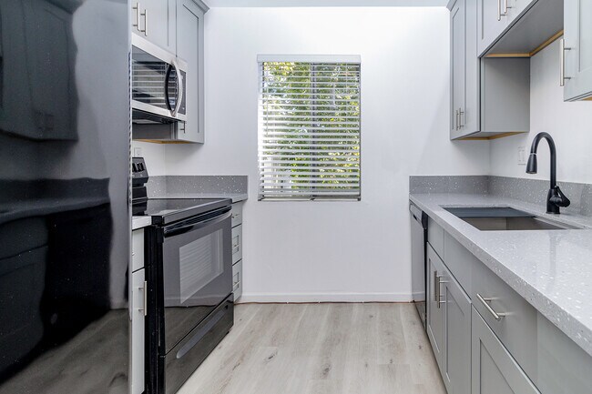 Foto del edificio - 7310 Summertime Ln