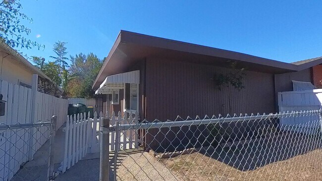 Building Photo - 3535 N San Joaquin St