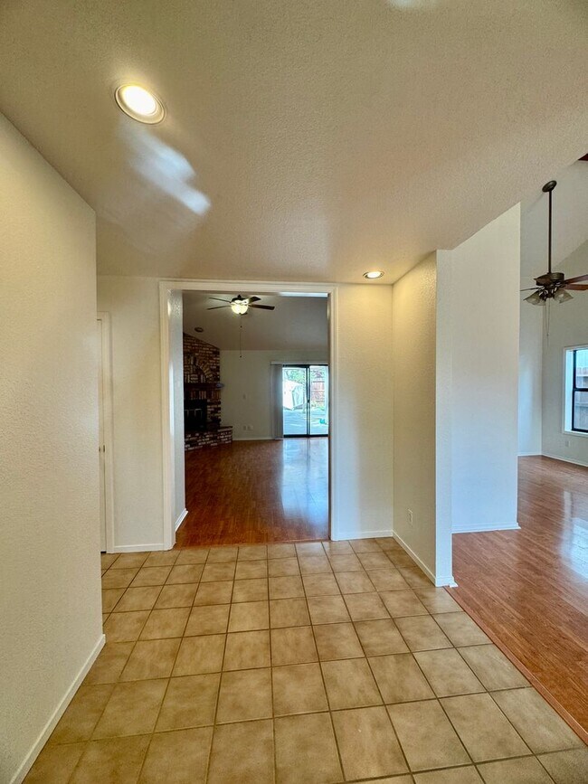 Foto del edificio - Adorable Home Available Now in Davis!