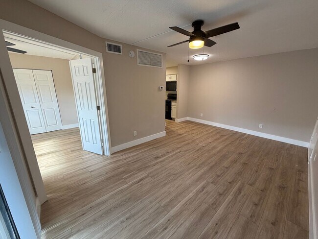 Foto del edificio - 5315 Summerlin Rd