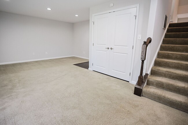 Building Photo - Move-in ready Townhome in Wenworth Green C...