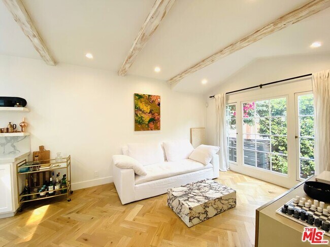 Foto del edificio - 8062 Waring Ave