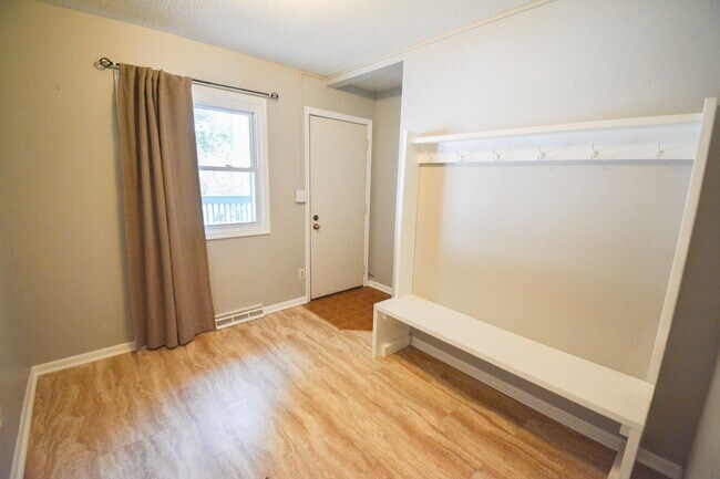 Foto del edificio - 3 Bedroom 1.5 Bath Available For Rent In Country Club Manor